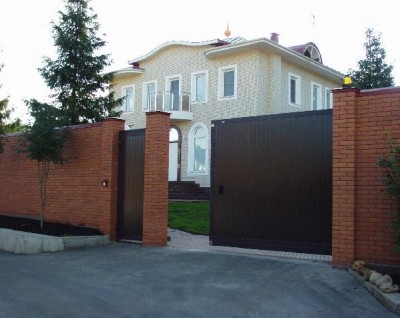 Сдвижные ворота и отдельностоящая калитка.