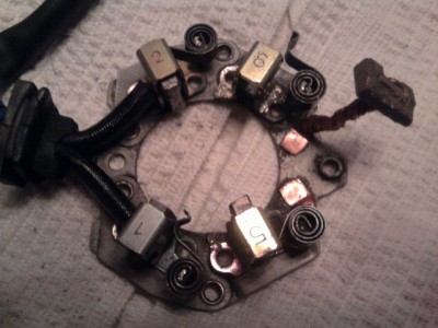 SNC00126.jpg (71.15 КБ) 9467 просмотров Щётки однозначно под замену!Сегодня заказал,только не узел в сборе (оригинальный 2100р.,ждать неделю),а только щётки,причём оригинал(цена 340р и будут завтра).Плюсовые просто вставить,а минусовые паять придётся.