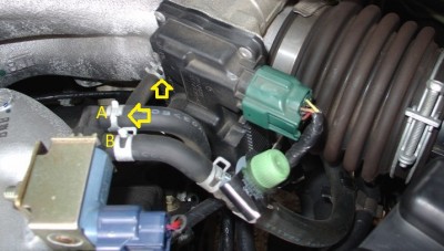 09b-ThrottleHoseLoosen2.jpg