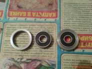 Слева втулка, заказанная у токаря.Справа подшипник уже вставленный в нее.