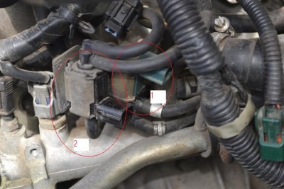 Есть два клапана<br />1не подключен (зеленый);<br />написано 5T48289 7Z03 Mitsubishi;<br />имеет два отвода - трубки.<br />2 подключен (черный); <br />написано 5T46582 5Y09 Nissan;<br />имеет три отвода - трубки.