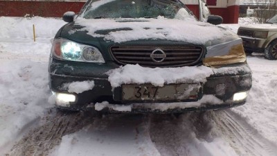 На машине стоит уже сделанная правая фара(на ней пищевая пленка, которую содрал после установки левой фары).