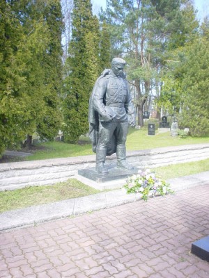 Памятник стоит на военном кладбище на Фильтритее