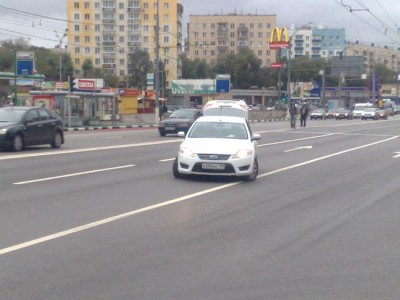 у форда нет правой стороны,лопнуло колесо и под капотом отвалилось пол движка от удараа